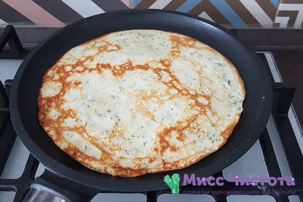 Pfannkuchen mit Käse und Kräutern in der Pfanne