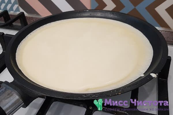 Pfannkuchenteig in der Pfanne