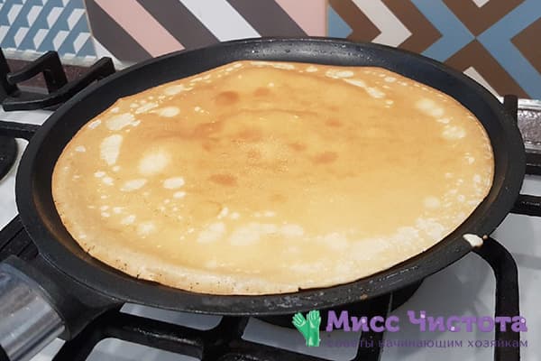 Fertiger Pfannkuchen in der Pfanne