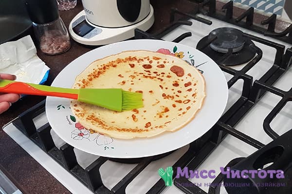 Pfannkuchen mit Butter bestreichen