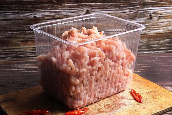 Hähnchenhackfleisch im Plastikbehälter