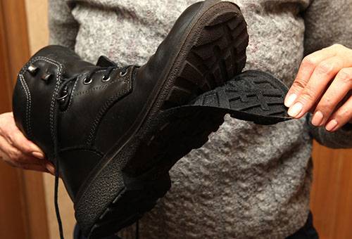 Die Sohle am Stiefel hat sich gelöst