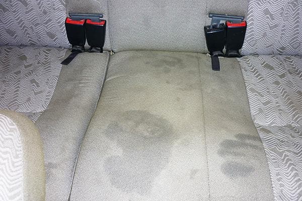 Physiologische Verschmutzungen auf dem Rücksitz des Autos