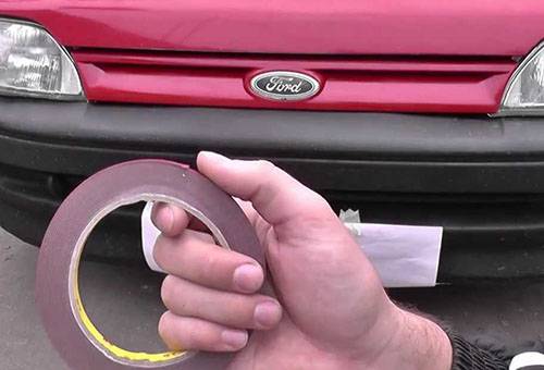 Klebeband und Auto