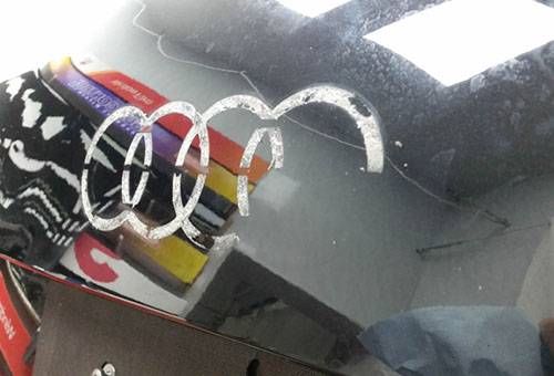 Entfernen von Klebebandrückständen vom Auto