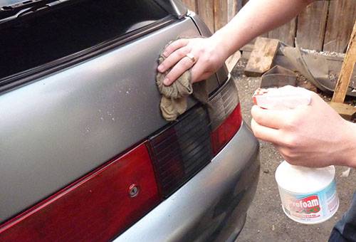 Entfernen von Klebebandrückständen vom Auto