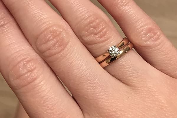 Goldene Ringe an der Hand