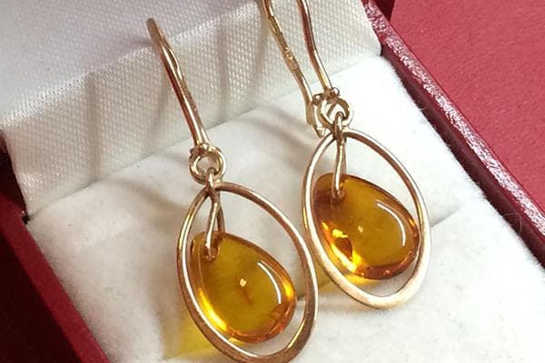 Goldene Ohrringe mit Bernstein