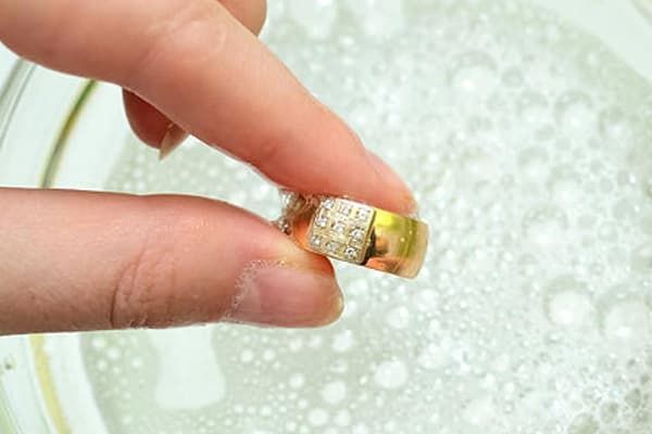 Reinigung eines Goldrings