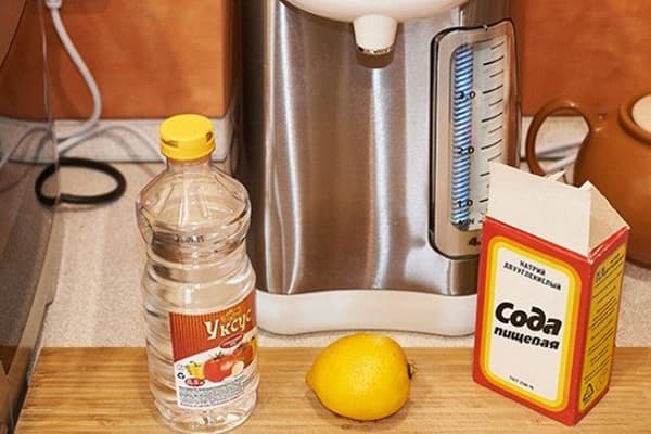 Essig, Zitrone und Natron zur Reinigung des Thermopots