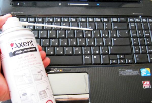Reinigung der Laptop-Tastatur mit Druckluftdosen