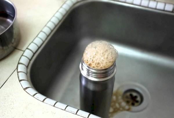Reinigung der Thermoskanne mit Cola