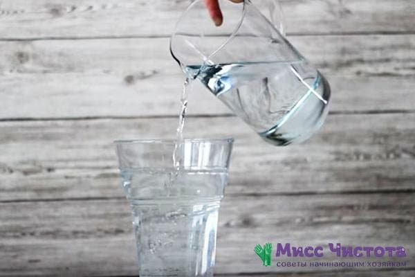Wasser wird in die Vase gegossen