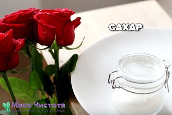 Zucker für Rosen in der Vase
