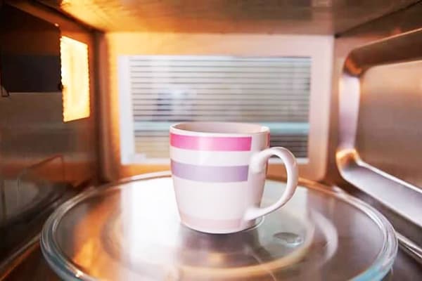 Tasse in der Mikrowelle
