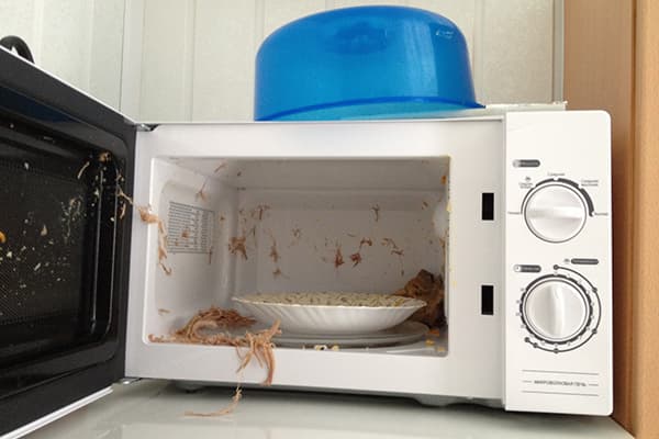 Das Essen ist in der Mikrowelle explodiert.