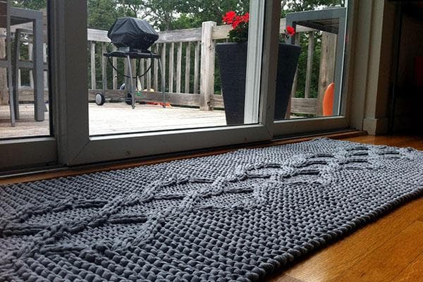 Gestrickter Läufer am Ausgang zur Terrasse