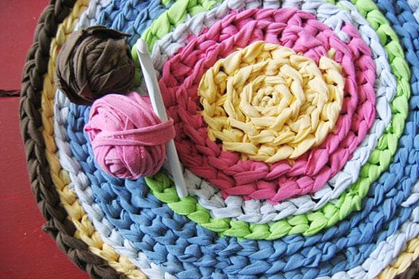 Selbstgemachter geflochtener Teppich aus Zöpfen