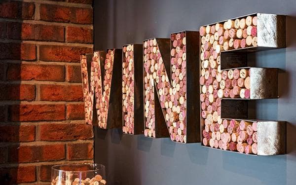 Loft-Dekoration in Form des Wortes WINE aus Weinkorken
