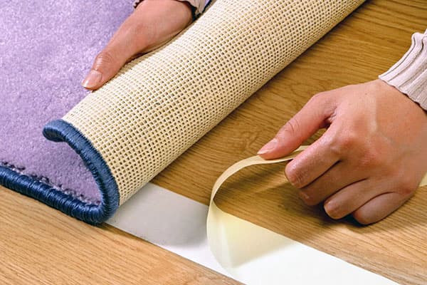 Malerkrepp gegen Teppichrutschen