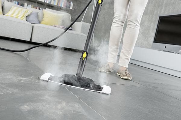 Desinfektion des Bodens mit einem Dampfreiniger