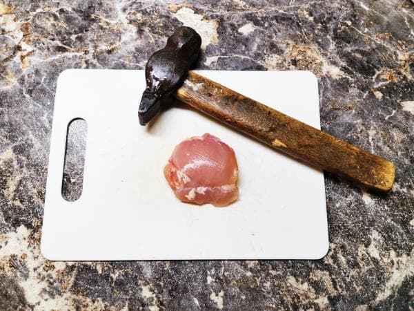 Hammer und ein Stück Fleisch