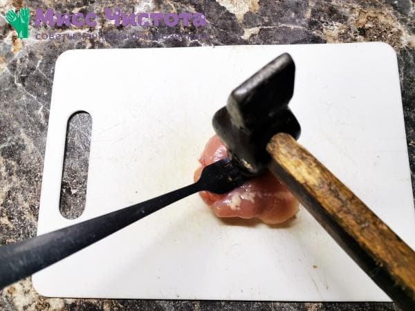 Fleischklopfen mit Haushaltsgegenständen