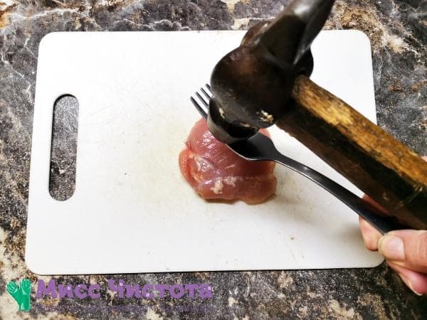 Wie man Fleisch ohne speziellen Hammer klopft