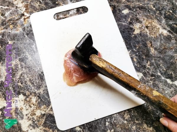 Fleisch mit Hammer und Gabel klopfen