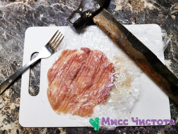 mit Hammer und Gabel geklopftes Fleisch