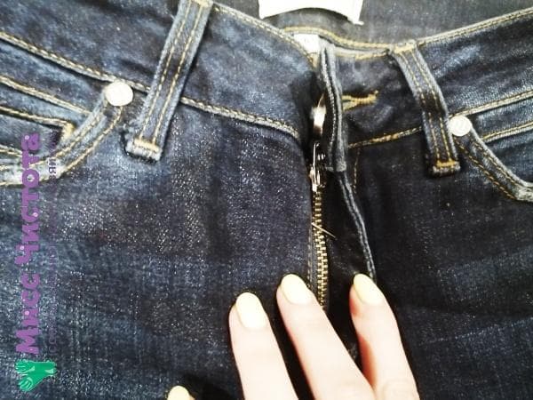 Reparatur des Reißverschlusses mit Hilfe einer Sicherheitsnadel