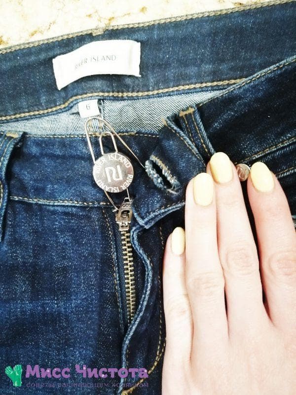 Reparatur eines Reißverschlusses an Jeans mit einer Büroklammer