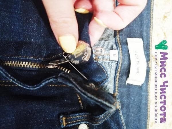 Reparatur des Reißverschlusses mit einer Sicherheitsnadel