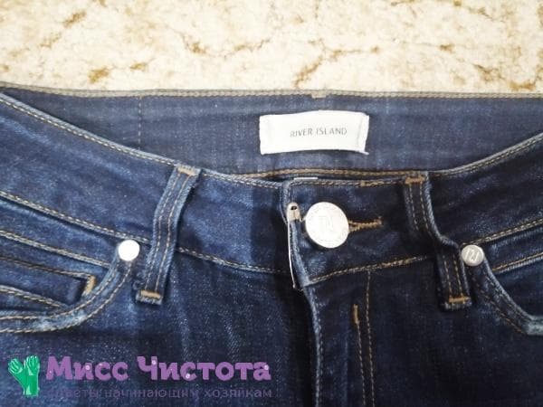 Sicherheitsnadel an der Jeans