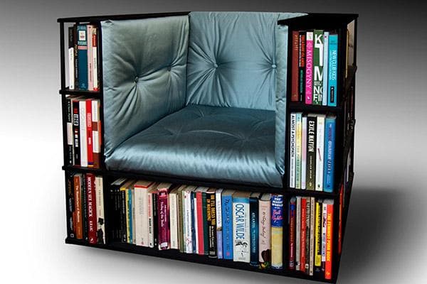 Sessel mit Bücherregalen