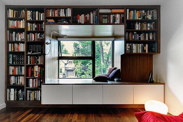 Bücherregale rund um das Fenster