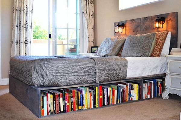 Bücherregale unter dem Bett