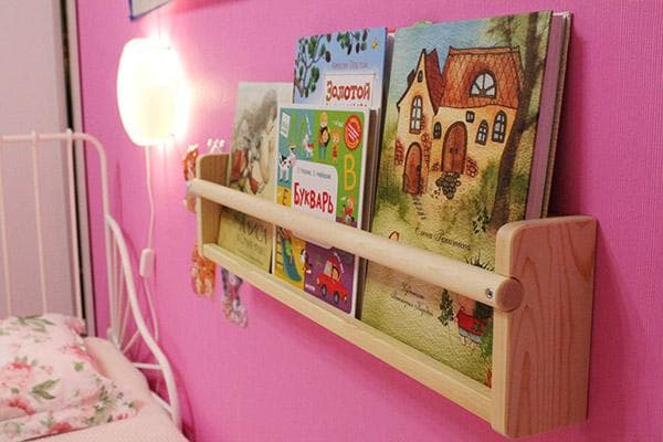 Kleines Bücherregal über dem Bett im Kinderzimmer