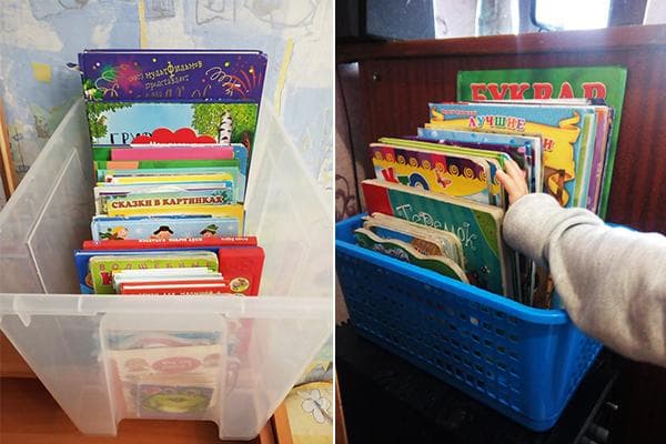 Aufbewahrung von Kinderbüchern in Plastikkörben