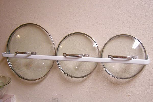 Deckel von Töpfen an der Reling