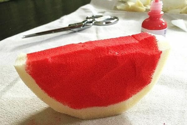 Bemalen des Spielzeugs aus Schaumstoff