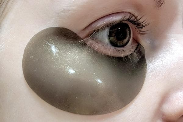 Verwendung eines Hydrogel-Pflasters für die Pflege der Haut um die Augen