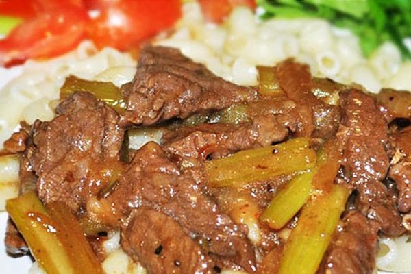 Geschmortes Rindfleisch mit Sellerie