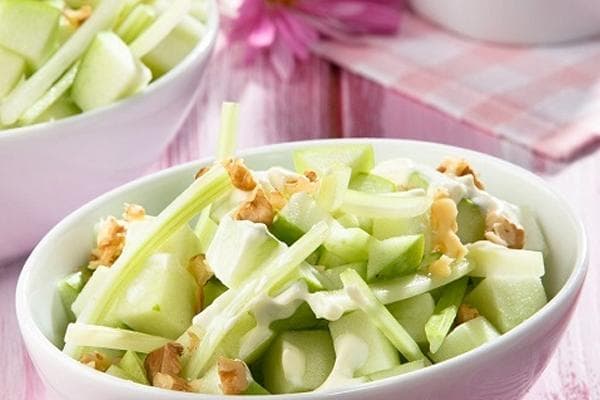 Vitaminreicher Salat mit Sellerie und Äpfeln