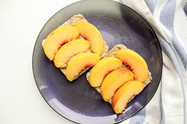 Brote mit Urbech und Pfirsich