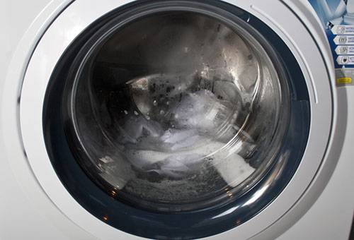 Wäschestücke in der Trommel der Waschmaschine