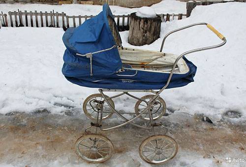 Alter Kinderwagen