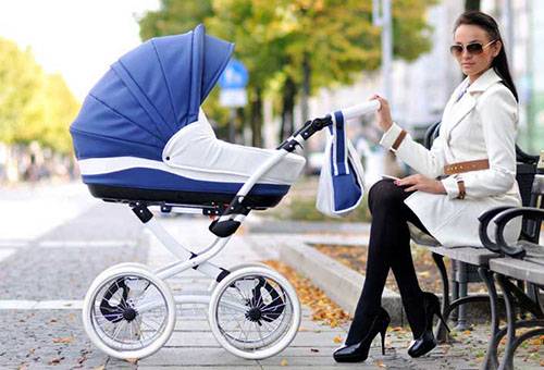 Frau mit Kinderwagen
