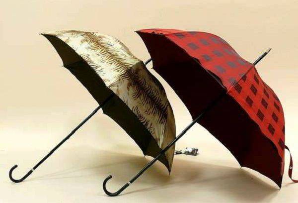 Zwei Regenschirme