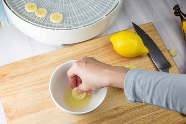 Behandlung der Bananen mit Zitronensaft